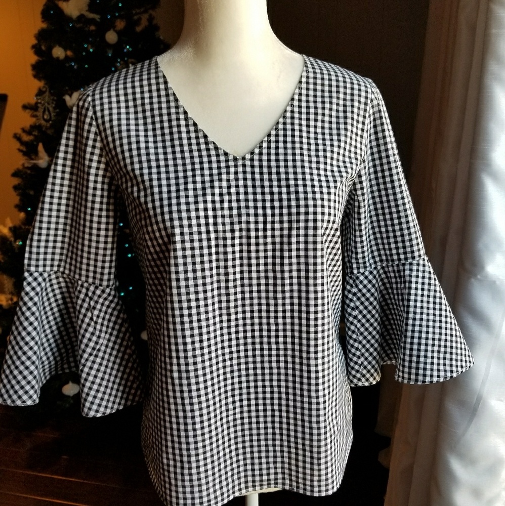 Bell sleeved v neck gingham top.